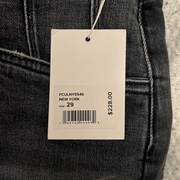 NWT Favorite Daughter Jordie Distressed Jean - Picture 7 of 8